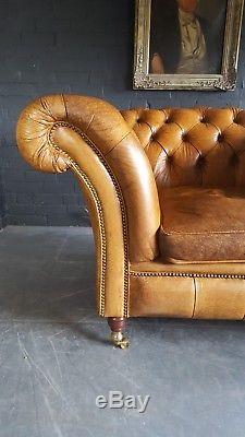 1032. Chesterfield Vintage Club Leather Armchair & Pouffe Courier av