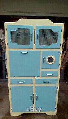 Distinctive 1950s retro kitchen cabinet