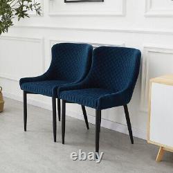 2 chaises de salle à manger en velours bleu avec accoudoirs et pieds en métal noir