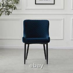 2 chaises de salle à manger en velours bleu avec accoudoirs et pieds en métal noir