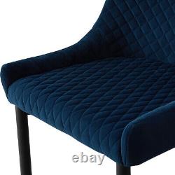 2 chaises de salle à manger en velours bleu avec accoudoirs et pieds en métal noir