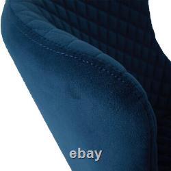 2 chaises de salle à manger en velours bleu avec accoudoirs et pieds en métal noir