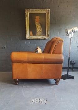 551. Chesterfield Vintage Tan Leather Club Fauteuil Courier Disponible