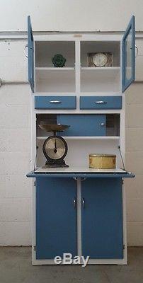 A Vintage Retro Kitchen Larder / Cabinet Années 1950