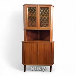 Armoire d'angle haute en teck danois vintage rétro du milieu du siècle