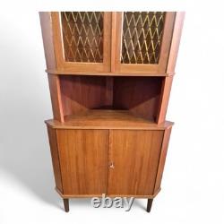 Armoire d'angle haute en teck danois vintage rétro du milieu du siècle