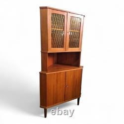 Armoire d'angle haute en teck danois vintage rétro du milieu du siècle