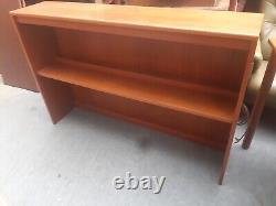 Armoire de cuisine étroite en bois de milieu de siècle rétro vintage avec étagères de bibliothèque