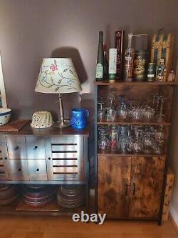 Armoire de rangement vintage, placard de cuisine industriel, étagère de bureau rustique.