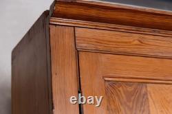 Armoire haute en pin de pitch vintage de 1910 avec plusieurs étagères de rangement