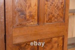 Armoire haute en pin de pitch vintage de 1910 avec plusieurs étagères de rangement