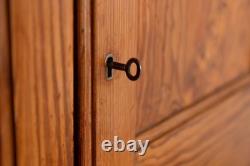 Armoire haute en pin de pitch vintage de 1910 avec plusieurs étagères de rangement