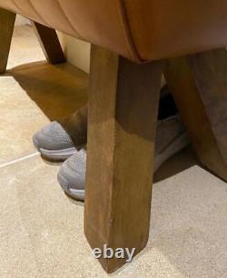 Banc en cuir marron, pieds en bois, style cheval d'arçons rétro vintage.