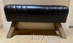 Banc en cuir noir, pieds en bois, style cheval d'arçon, rétro vintage