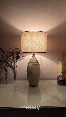 Base de lampe en grès vintage lourd, convertie en lampe de table. Abat-jour inclus.