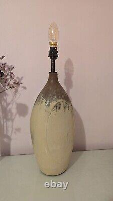 Base de lampe en grès vintage lourd, convertie en lampe de table. Abat-jour inclus.