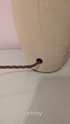 Base de lampe en grès vintage lourd, convertie en lampe de table. Abat-jour inclus.