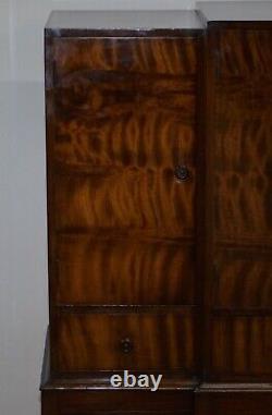 Beau meuble à bois flammé en acajou entièrement estampillé de la prestigieuse marque Waring & Gillows Ltd