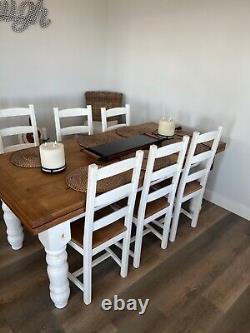 Belle table de ferme en pin vintage rustique de cuisine salle à manger et 6 chaises blanches