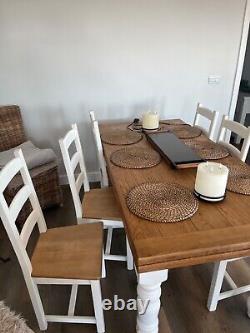 Belle table de ferme en pin vintage rustique de cuisine salle à manger et 6 chaises blanches