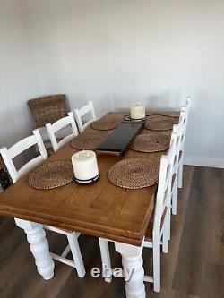 Belle table de ferme en pin vintage rustique de cuisine salle à manger et 6 chaises blanches