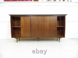 Bibliothèque à quatre portes coulissantes en acajou vintage des années 1960, mobilier de l'ancien showroom Renault