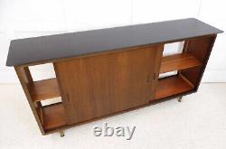 Bibliothèque à quatre portes coulissantes en acajou vintage des années 1960, mobilier de l'ancien showroom Renault