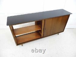 Bibliothèque à quatre portes coulissantes en acajou vintage des années 1960, mobilier de l'ancien showroom Renault