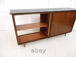 Bibliothèque à quatre portes coulissantes en acajou vintage des années 1960, mobilier de l'ancien showroom Renault