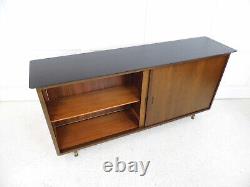 Bibliothèque à quatre portes coulissantes en acajou vintage des années 1960, mobilier de l'ancien showroom Renault