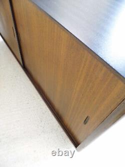 Bibliothèque à quatre portes coulissantes en acajou vintage des années 1960, mobilier de l'ancien showroom Renault