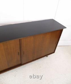 Bibliothèque à quatre portes coulissantes en acajou vintage des années 1960, mobilier de l'ancien showroom Renault