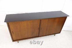 Bibliothèque à quatre portes coulissantes en acajou vintage des années 1960, mobilier de l'ancien showroom Renault