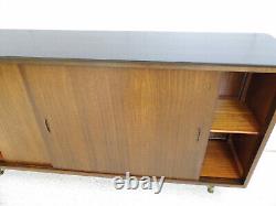 Bibliothèque à quatre portes coulissantes en acajou vintage des années 1960, mobilier de l'ancien showroom Renault