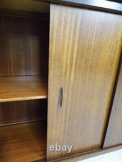 Bibliothèque à quatre portes coulissantes en acajou vintage des années 1960, mobilier de l'ancien showroom Renault