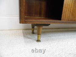 Bibliothèque à quatre portes coulissantes en acajou vintage des années 1960, mobilier de l'ancien showroom Renault