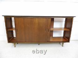 Bibliothèque à quatre portes coulissantes en acajou vintage des années 1960, mobilier de l'ancien showroom Renault