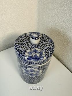 Bocal vintage en porcelaine bleu et blanc avec couvercle, motif chrysanthème