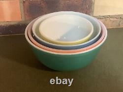 Bols de mélange emboîtables Pyrex couleurs primaires vintage 4 pièces cuisine rétro années 50