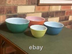 Bols de mélange emboîtables Pyrex couleurs primaires vintage 4 pièces cuisine rétro années 50