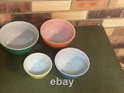 Bols de mélange emboîtables Pyrex couleurs primaires vintage 4 pièces cuisine rétro années 50