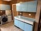 Buffet De Cuisine Bleu Vintage Des Ann&eacute;es 1960, 2 &eacute;l&eacute;ments Muraux Et 1 Table De 1958 En Formica R&eacute;tro