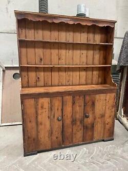 Buffet de cuisine de style vintage avec vaisselier / armoire à vaisselle