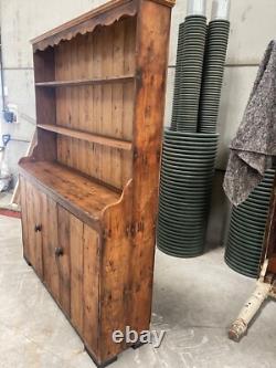 Buffet de cuisine de style vintage avec vaisselier / armoire à vaisselle