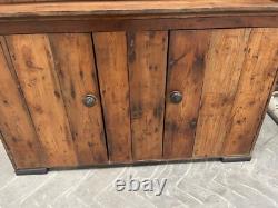 Buffet de cuisine de style vintage avec vaisselier / armoire à vaisselle