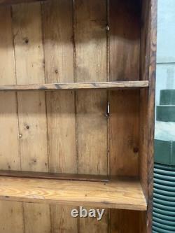 Buffet de cuisine de style vintage avec vaisselier / armoire à vaisselle