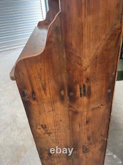 Buffet de cuisine de style vintage avec vaisselier / armoire à vaisselle
