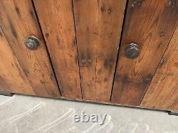 Buffet de cuisine de style vintage avec vaisselier / armoire à vaisselle
