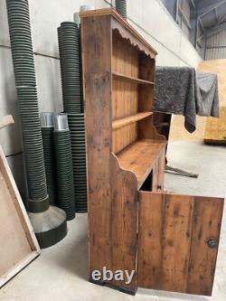 Buffet de cuisine de style vintage avec vaisselier / armoire à vaisselle