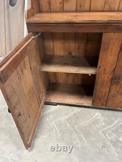 Buffet de cuisine de style vintage avec vaisselier / armoire à vaisselle